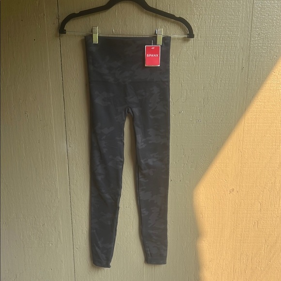 SPANX Ecocare Seamless Leggings Black Camo - Picture 2 of 7